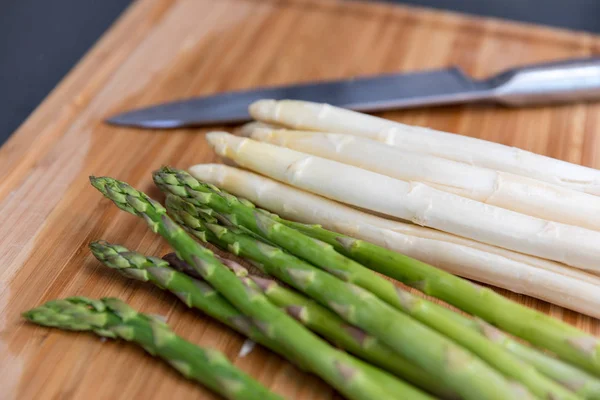 Espárragos Verdes Blancos Con Cuchillo Tabla Cortar Madera Preparación Alimentos —  Fotos de Stock