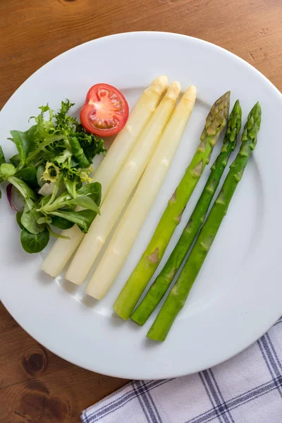 Green and white asparagus with tomato and green salad
