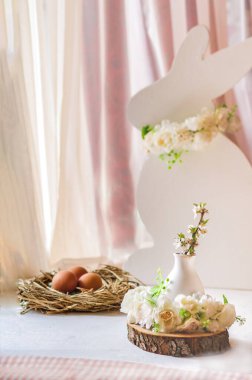 Yuvadaki Paskalya yumurtaları masanın üstünde.