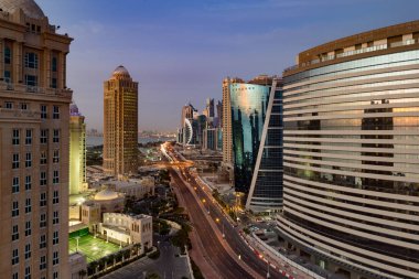 Doha şehir merkezi bir manzarası görünümünü alacakaranlıkta