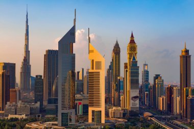 Dubai, Sheikh Zayed Road ve DIFC binaları gösteren BAE manzarası görünümünü