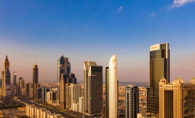 Sheikh Zayed Road binaları gösteren Dubai siluetinin görünümünü