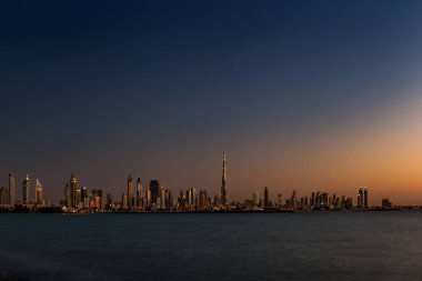 Dubai, BAE Jumeirah Beach görüldüğü gün batımında manzarası görünümünü