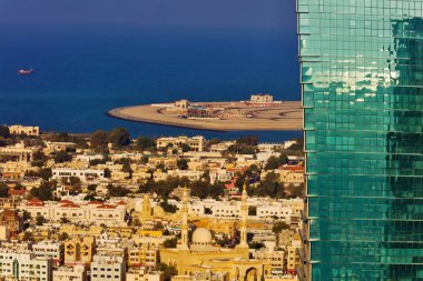 Eski ve yeni mimari Dubai arasındaki kontrast gösteren bir resim