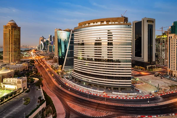 Une vue panoramique du centre-ville de Doha au crépuscule — Photo