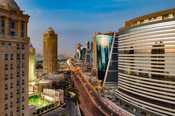 Uma vista panorâmica do centro da cidade de Doha ao entardecer — Fotografia de Stock