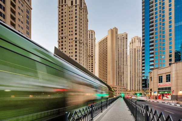 The Dubai Tram localizado em Al Sufouh, Dubai, Emirados Árabes Unidos — Fotografia de Stock