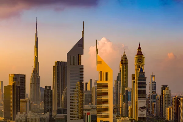 Dubai, Sheikh Zayed Road ve DIFC binaları gösteren BAE manzarası görünümünü — Stok fotoğraf