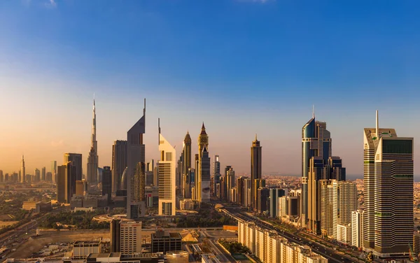 Panorama pohled Dubaj, Spojené arabské emiráty zobrazující budovy Sheikh Zayed Road a Difc — Stock fotografie