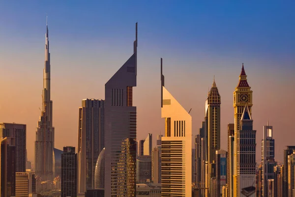 Een weergave van de skyline van Dubai, Uae tonen van de gebouwen van Sheikh Zayed Road en Difc — Stockfoto