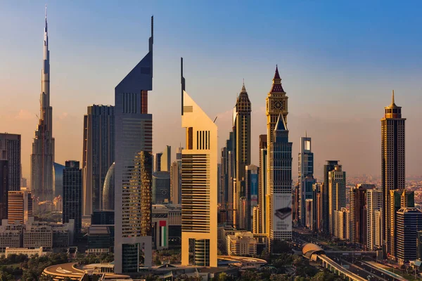 Uma vista panorâmica de Dubai, Emirados Árabes Unidos mostrando os edifícios da Sheikh Zayed Road e DIFC — Fotografia de Stock