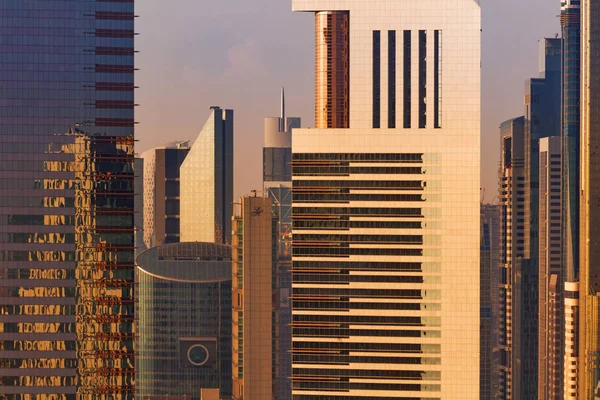 Uma vista apertada de alguns arranha-céus e um horizonte da cidade de Dubai, Emirados Árabes Unidos — Fotografia de Stock