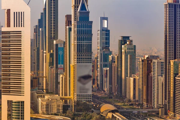 Une vue imprenable sur certains gratte-ciel et un horizon urbain de Dubaï, Émirats arabes unis — Photo