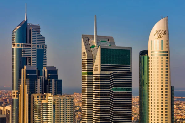 Uma vista panorâmica de Dubai, Emirados Árabes Unidos mostrando os edifícios da Sheikh Zayed Road — Fotografia de Stock