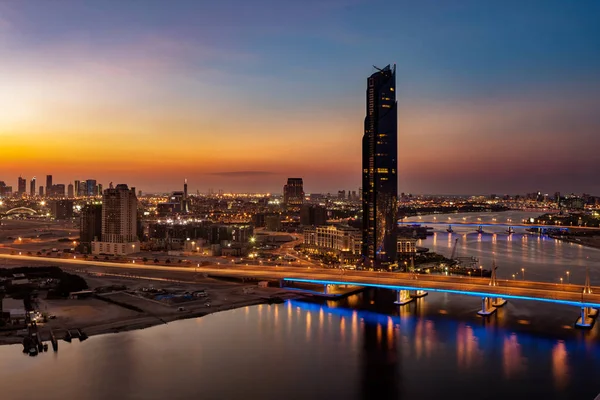 ドバイ、アラブ首長国連邦ドバイ ・ フェスティバル ・ シティからの美しいスカイラインを望む — ストック写真
