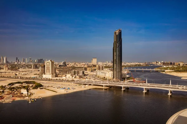 Una hermosa vista panorámica de Dubai, Emiratos Árabes Unidos vista desde Dubai Festival City — Foto de Stock