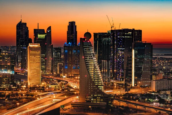 Une belle vue Skyline de Dubaï, Émirats Arabes Unis vue de Dubai Frame au coucher du soleil — Photo