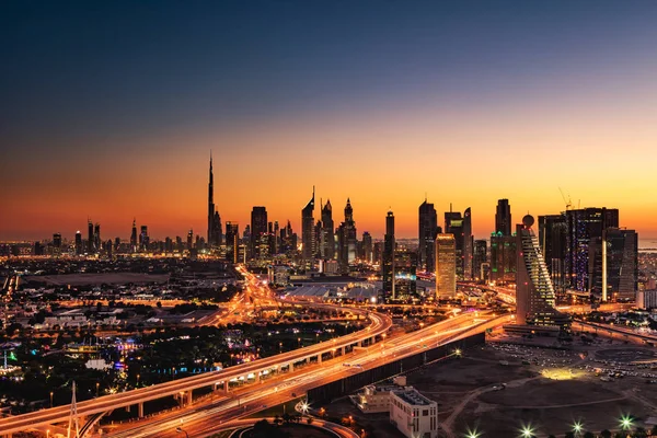 Una splendida vista Skyline di Dubai, Emirati Arabi Uniti visto da Dubai Frame al tramonto — Foto Stock
