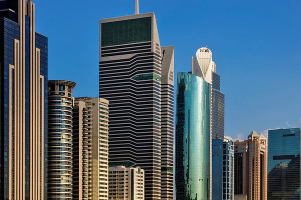 Uma vista panorâmica dos edifícios na Sheikh Zayed Road em Dubai, Emirados Árabes Unidos — Fotografia de Stock