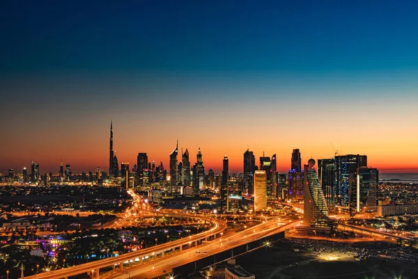 Een prachtig uitzicht van de Skyline van Dubai, Uae gezien vanaf Dubai Frame bij zonsondergang — Stockfoto