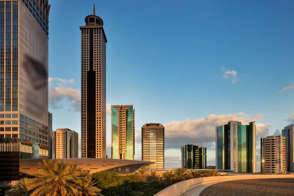 Panorama pohled budov na Sheikh Zayed Road v Dubaji, Spojené arabské emiráty — Stock fotografie