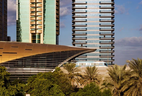 Uma vista panorâmica dos edifícios na Sheikh Zayed Road em Dubai, Emirados Árabes Unidos — Fotografia de Stock