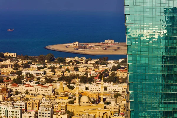 Una imagen que muestra el contraste entre la arquitectura antigua y la nueva en Dubai — Foto de Stock