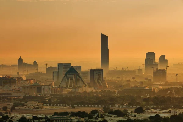 Die verschwommene Skyline Dubais über den Wafi-Pyramiden kurz nach Sonnenaufgang lizenzfreie Stockbilder