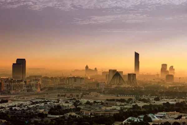 Die verschwommene Skyline Dubais über den Wafi-Pyramiden kurz nach Sonnenaufgang lizenzfreie Stockfotos