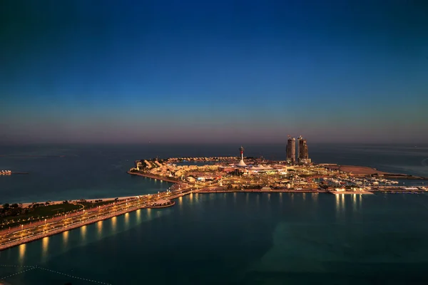 Abu Dhabi Marina Mall sett från en avlägsen skyskrapa vid soluppgången. Stockbild