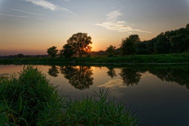 Günbatımı sahil kentleri üzerine.