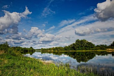Bahar günü nehirde.