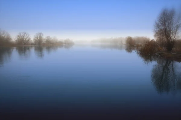 Nebbia primaverile al tramonto . Foto Stock