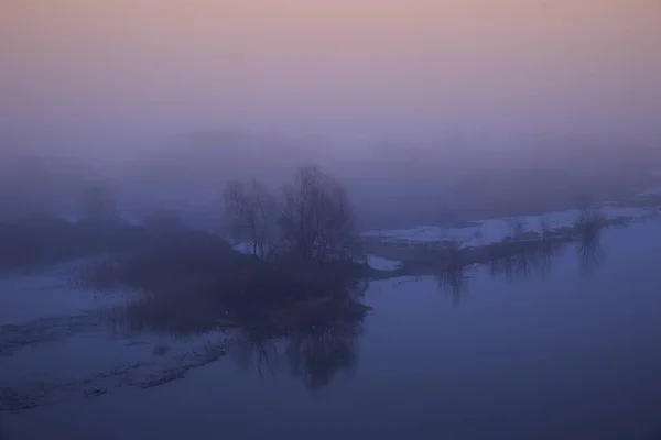 Tavaszi Hajnal a folyón. — Stock Fotó