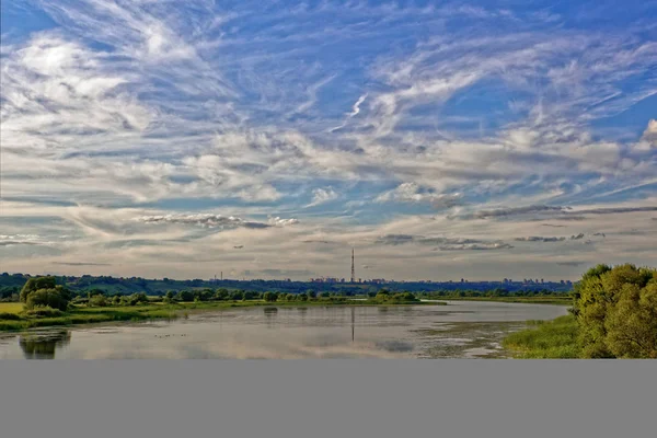 De zomer hemel boven het water. — Stockfoto