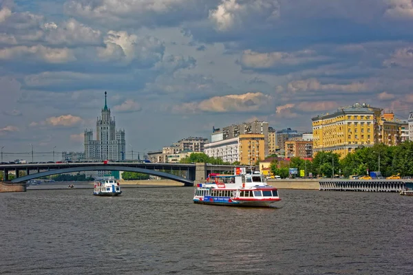 Набережные города Москвы — стоковое фото