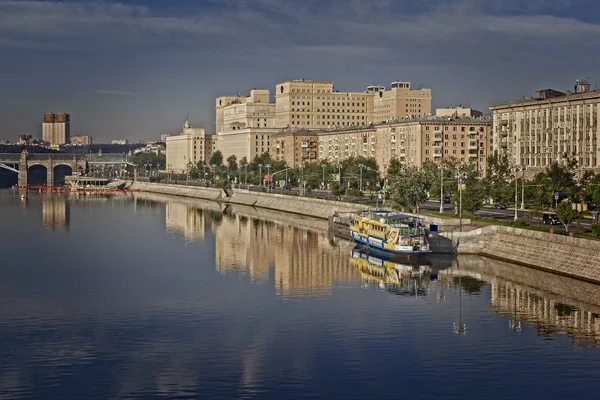 Embankments de la ciudad de Moscú . Fotos de stock
