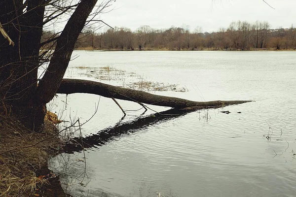 Vue du déversement de la rivière — Photo