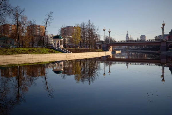 Uitzicht op de Orlik rivier dijk van de stad. — Stockfoto