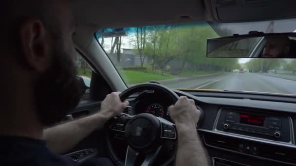 Un homme avec une barbe au volant — Video