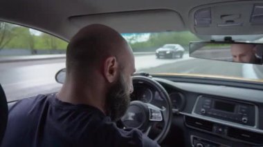 Maskeli, sakallı bir adam. Back 'ten. Kapat..