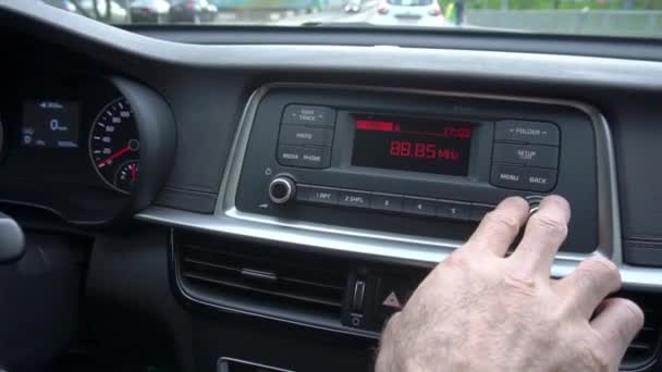 En man sätter upp en radio i bilen — Stockvideo