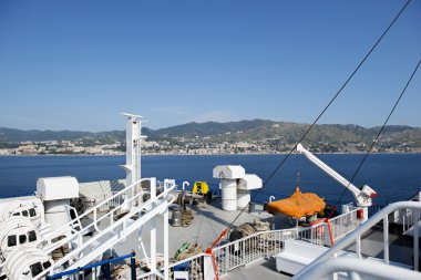 Sicilya için yaklaşan bir feribot deste