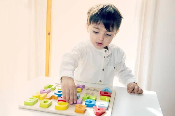 Schattig klein kind spelen met kleurrijke houten letters — Stockfoto
