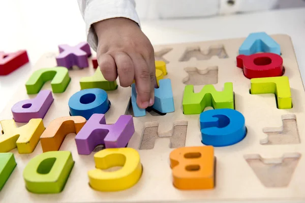 Twee jaar oud kind spelen met letters — Stockfoto