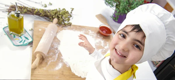 Sorrindo criança chef vestido — Fotografia de Stock