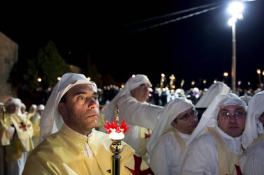 Enna, Sicilya, İtalya 25 Mart 2016: Sicilya 'nın Enna kentinde öğleden sonra ve gece boyunca süren dini geçit töreni.