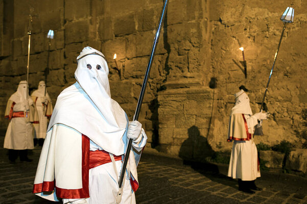 Энна, Сицилия, Италия 25 марта 2016 года: религиозный праздник в городе Энна, Сицилия, на Пасху, которая длится днем и ночью
.