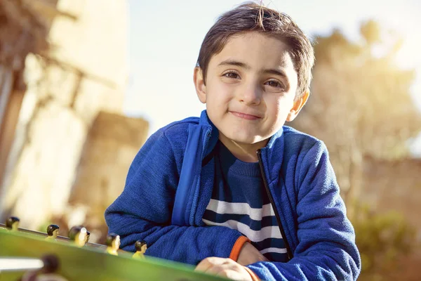 Kind Lehnt Lächelnd Einem Kickertisch Freien — Stockfoto