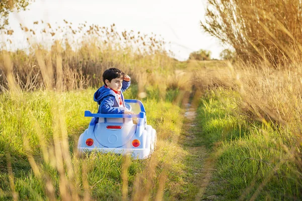 Child Countryside Explores World His Toy Car Concept Freedom Discovery — Stock Photo, Image
